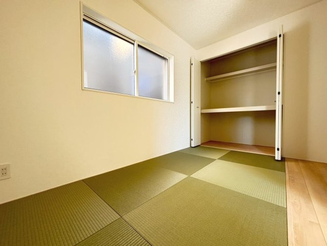 クワイエ　羽島市竹鼻町第５　全１区画分譲の洋室|建具やクロスなどをトータルデザインでコーディネートしており、室内に落ち着きと安らぎを与えてくれます。
全居室収納付き！寝室やお子様のお部屋がスッキリ片付きます。