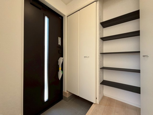 クワイエ　羽島市竹鼻町第５　全１区画分譲の玄関|大容量のシューズ収納付きで玄関周りもすっきり！玄関ドアからの光が玄関ホールを明るくしてくれます。