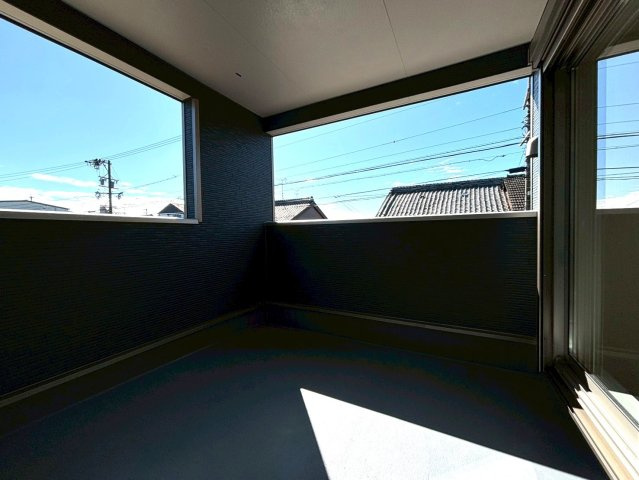 クワイエ　羽島市竹鼻町第５　全１区画分譲のバルコニー|バルコニーは南向きで洗濯物もよく乾きます！強度と表面積硬度を持つFPRで防水しています。