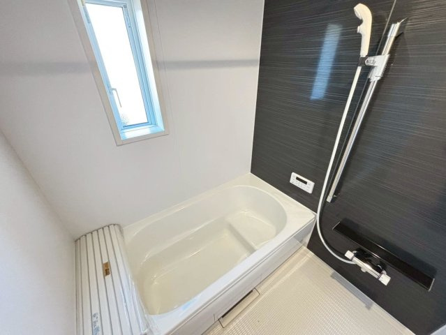 クワイエ　羽島市竹鼻町第５　全１区画分譲のキッチン|お手入れがラクなステンレスをワークスペース部分トップに使用した、機能的で美しいシステムキッチンです。
浄水器組込み水栓でシンクまわりがスッキリ広々お使いいただけます。フラットな造りでお掃除も楽々です。