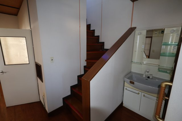 新潟県見附市今町5丁目　戸建ての独立洗面台