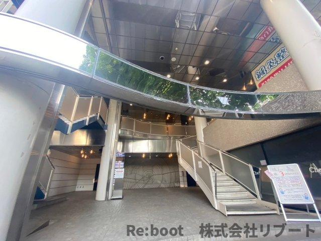 和紅ビルのエントランス