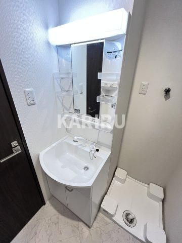 フェブライオ都島本通の洗面所|明るい洗面所です