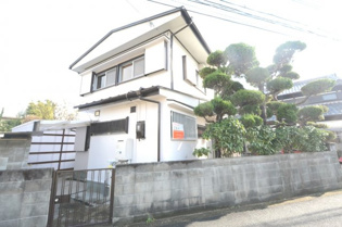 バス停徒歩4分にある戸建貸家♪