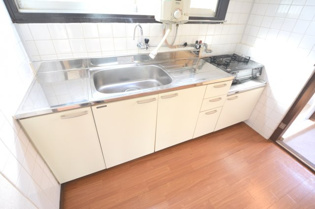 キッチンにも窓がついてます♪