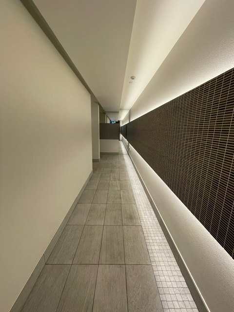 けやきヒルズEASTのロビー|オシャレな内廊下です