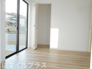 【洋室】 | 須賀川市千日堂新築一戸建て1棟 | 明るい洋室です