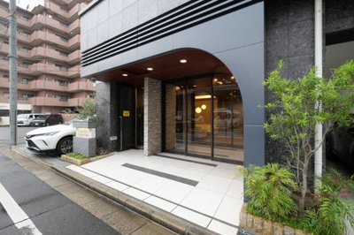 【エントランス】 | La Douceur荒本 | 落ち着いたエントランスです