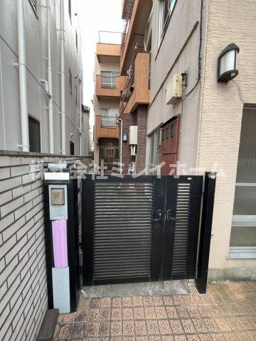 鯨岡マンションのエントランス