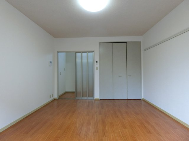 インペリアル　B棟の居間・リビング|イメージB112号室の写真