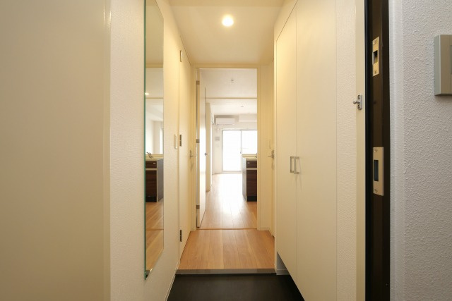 セレニテ新大阪グランデシュッドの玄関