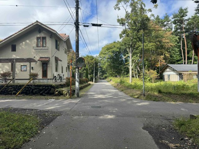 北軽井沢　住宅用地の前面道路含む現地写真
