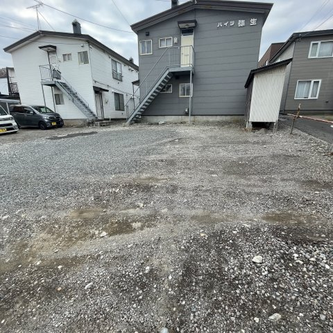 ハイツ弥生の駐車場