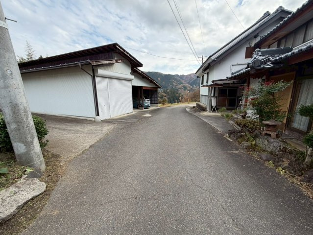 【前面道路含む現地写真】 | 長野市信州新町水内　車庫付き5DK