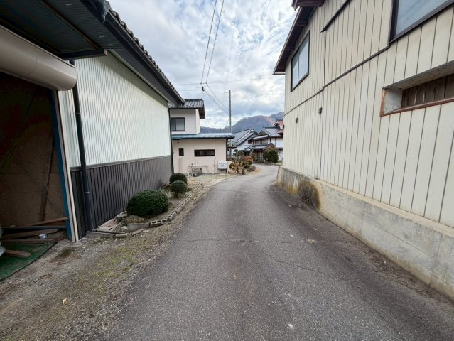 【前面道路含む現地写真】 | 長野市信州新町水内　車庫付き5DK