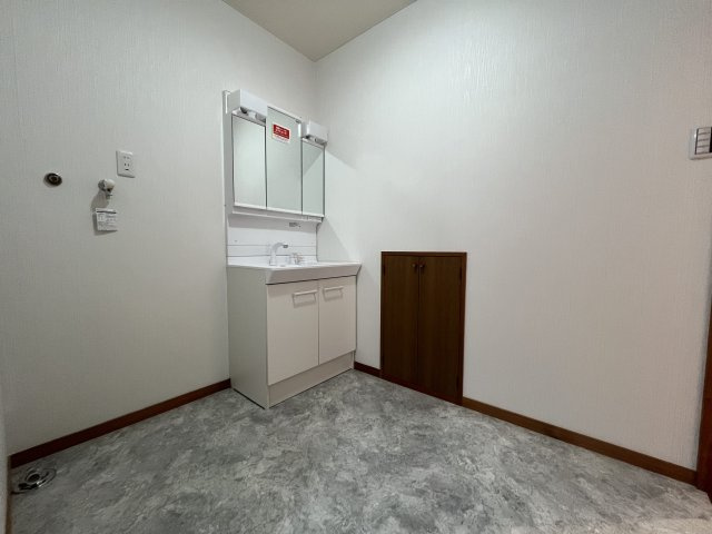 東根市本丸東　中古住宅の独立洗面台