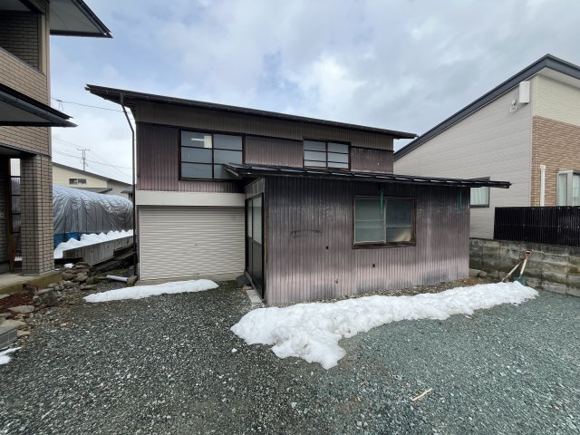 東根市本丸東　中古住宅のその他|付属建物：物置き　１F：52.17㎡　２F：37.26㎡　シャッターのところに自動車１台入ります
