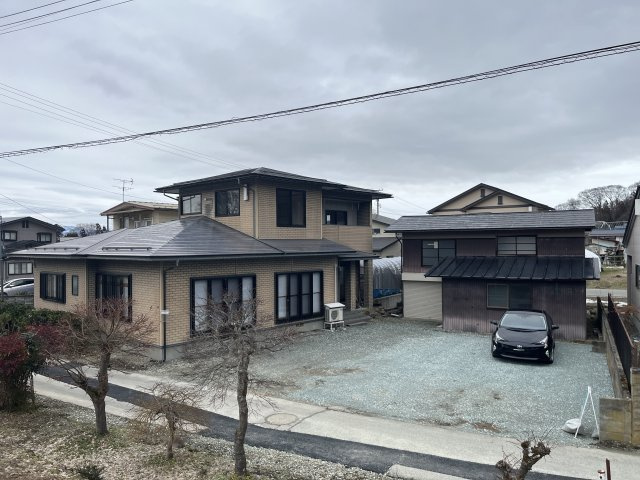 東根市本丸東　中古住宅の外観|駐車場は最大６台、奥の小屋の１台入ります。令和８年１月リフォーム完了しました！
内覧お待ちしております。
