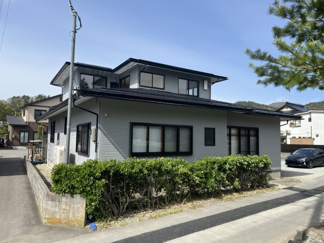東根市本丸東　中古住宅の前面道路含む現地写真|駐車場は最大６台、奥の小屋の１台入ります。令和８年１月リフォーム完了しました！
内覧お待ちしております。
