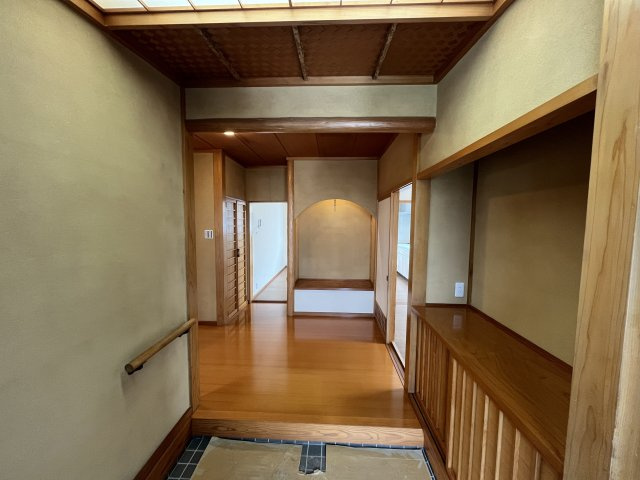 東根市本丸東　中古住宅のその他|付属建物：物置き　１F：52.17㎡　２F：37.26㎡　シャッターのところに自動車１台入ります
