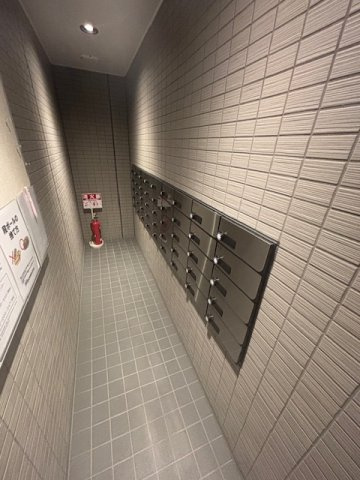 ファーストフィオーレ京都円町の設備|共用部の管理も行き届いているため、集合ポスト周りも整然としております。