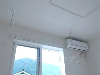 広島市安佐北区亀山２丁目のアパートの設備|エアコンと室内物干し