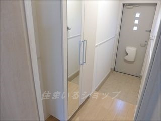 広島市安佐北区亀山２丁目のアパートの玄関|ミラー付き大型シューズボックス