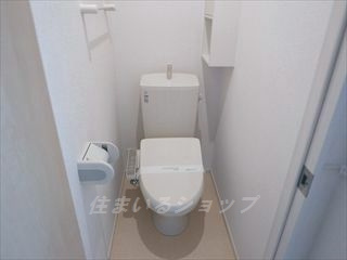 広島市安佐北区亀山２丁目のアパートのトイレ|シャワートイレ・収納棚あり