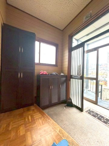 北ノ沢9丁目の玄関|玄関フード付きで雪や雨が玄関内に入り込むのを防いでくれます！