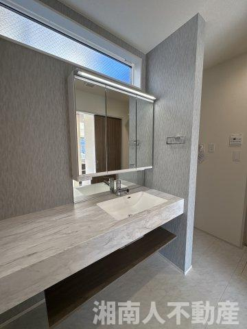 平塚市東中原1丁目　新築戸建の洗面所|脱衣スペースもあります