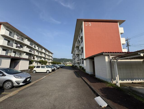 静岡市葵区与一５丁目の中古マンションの駐車場