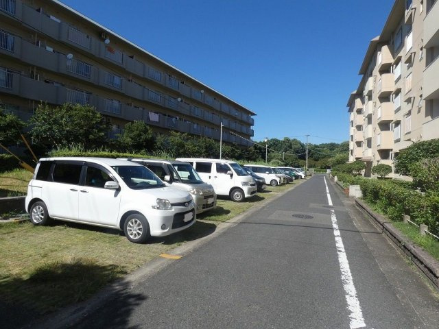 奈多団地、7棟の駐車場