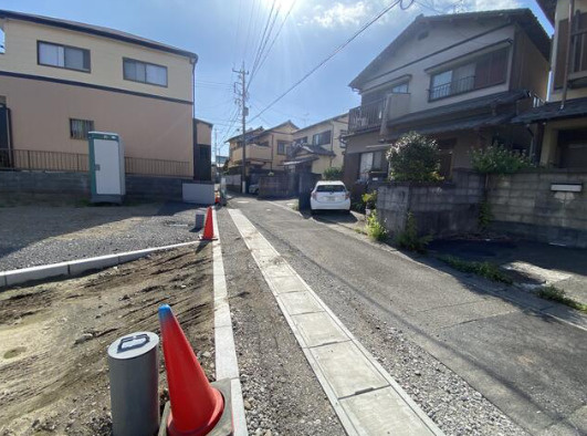売土地　静岡市清水区村松の前面道路含む現地写真
