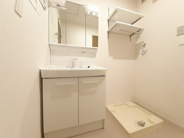 シャイン　ヒルの洗面所|脱衣スペースもあります