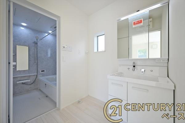 リナージュ鴨口町 ２号棟 ／新築一戸建の独立洗面台|■現地撮影写真■三面鏡タイプのミラーキャビネット！収納スペースも豊富です！