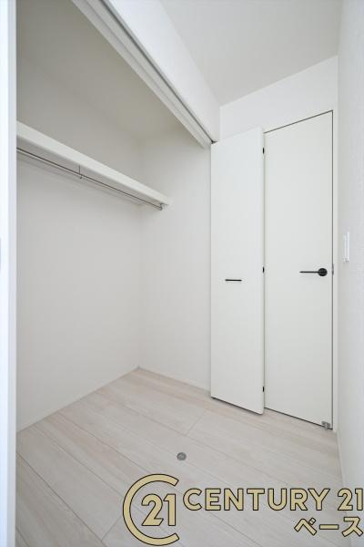 リナージュ鴨口町 ２号棟 ／新築一戸建の収納|■現地撮影写真■冬物コートや季節もの・アウトドア用品や趣味の荷物など、たくさんしまえる広さ！
