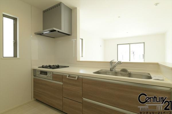 リナージュ中山町 ２号棟 ／新築一戸建の内観：施工例|■キッチンパネルは油などの汚れが付着しにくく、毎日のお手入れが簡単なので清潔なキッチンが保てます！■