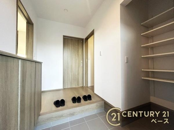 桜井市西之宮 ６号棟 ／新築一戸建の玄関|広くて明るい玄関！大容量シューズボックスとシューズクローク完備！