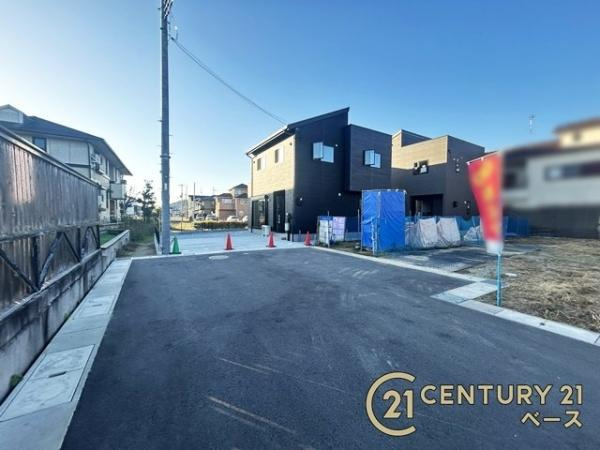 桜井市西之宮 ６号棟 ／新築一戸建の前面道路含む現地写真|前面道路は広々約６ｍ！お車の出し入れラクラク！