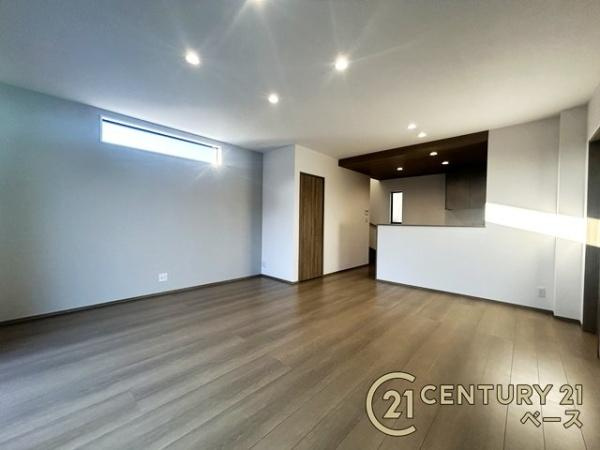 桜井市西之宮 ６号棟 ／新築一戸建の居間・リビング|■現地撮影写真■ご家族でくつろいでいただける広々したＬＤＫ！便利な収納スペース付きです！