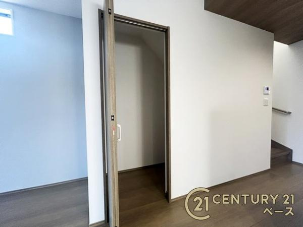 桜井市西之宮 ６号棟 ／新築一戸建の収納|■現地撮影写真■リビングにはあるとうれしい収納付き！