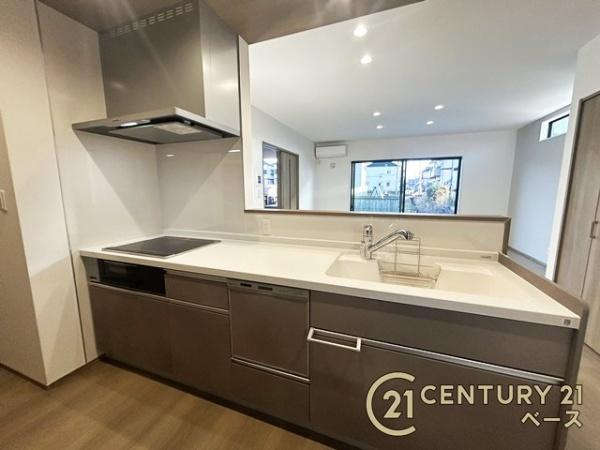 桜井市西之宮 ６号棟 ／新築一戸建のキッチン|■現地撮影写真■収納力と使いやすさを追求したシステムキッチンです！食洗機付きで毎日の洗い物も楽々！