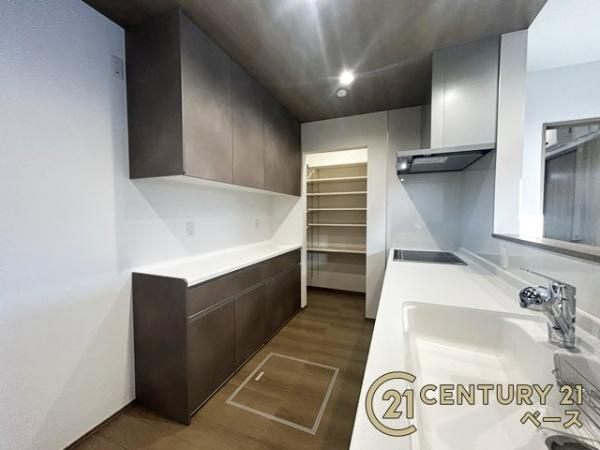 桜井市西之宮 ６号棟 ／新築一戸建のキッチン|■現地撮影写真■キッチンに収納力たっぷりのカップボードとパントリーがあります！