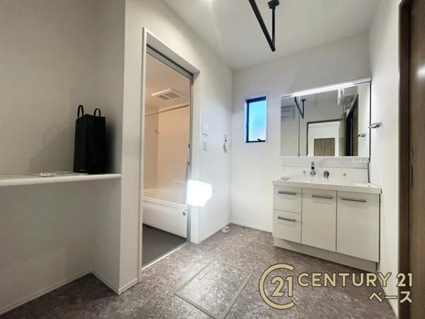 桜井市西之宮 ６号棟 ／新築一戸建の独立洗面台|■現地撮影写真■脱衣所には雨の日に便利な室内物干しも備わっております！