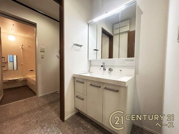 桜井市西之宮 ２号棟 ／新築一戸建の独立洗面台|■現地撮影写真■忙しい朝にも役立つゆったりとした広さの快適な洗面スペースです！