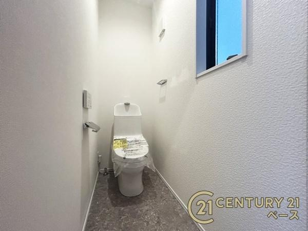 桜井市西之宮 ２号棟 ／新築一戸建のトイレ|■現地撮影写真■１・２階ともに清潔感ある綺麗なお手洗を完備！