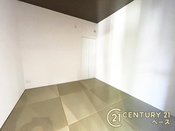 桜井市西之宮 ２号棟 ／新築一戸建の和室|リビング隣接タイプのタタミコーナーです！便利な押し入れもあり！