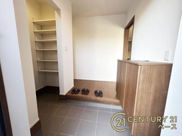 桜井市西之宮 ２号棟 ／新築一戸建の玄関|広くて明るい玄関！大容量シューズボックスとシューズクローク完備！