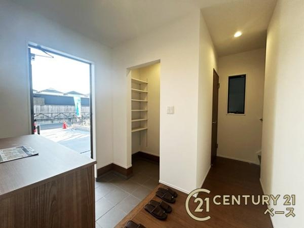 桜井市西之宮 ２号棟 ／新築一戸建の玄関|すっきりとした明るい玄関が家族やお客様を迎えてくれます！