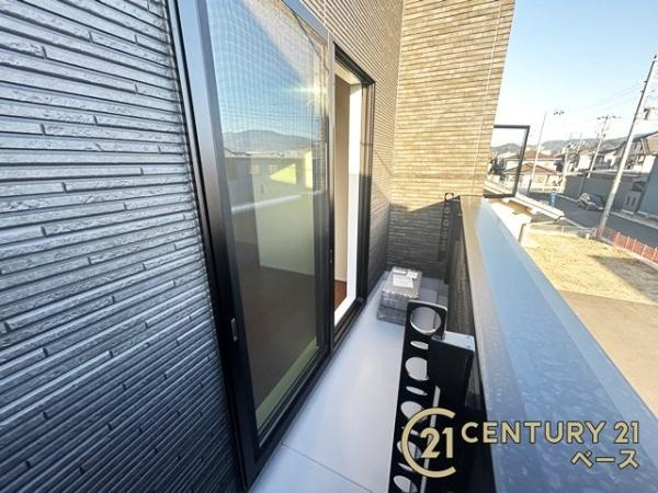 桜井市西之宮 ２号棟 ／新築一戸建のバルコニー|日当たりのよい広々とした南向きバルコニー！洗濯物もよく乾きます！